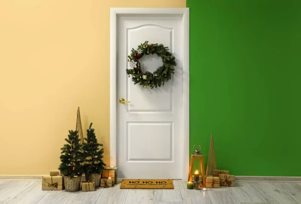 Białe Drzwi Świątecznym Wieńcem Jodłami Prezentami Holu — Zdjęcie stockowe