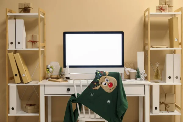 Workplace Computer Christmas Decor Beige Wall Office — Stock Photo, Image