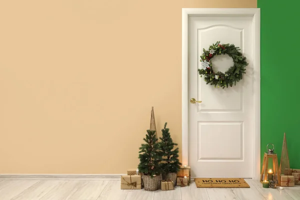 White Door Christmas Wreath Fir Trees Presents Hall — Stock Photo, Image
