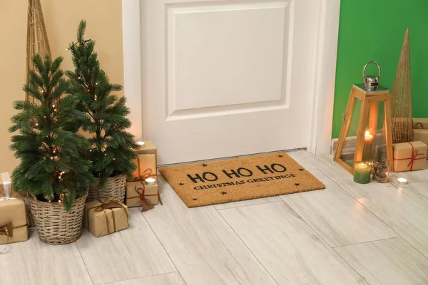 Fir Trees Presents Mat Christmas Greeting White Door Hall — Stock Photo, Image