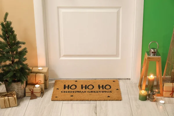 Fir Tree Presents Mat Christmas Greeting White Door Hall — Stock Photo, Image