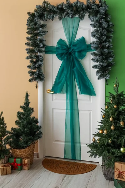 Porte Blanche Avec Arc Branches Noël Sapins Cadeaux Dans Hall — Photo