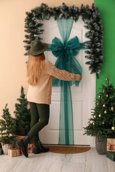 Jeune Femme Près Porte Blanche Avec Arc Branches Noël Dans — Photo