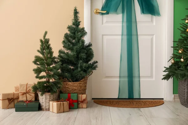 Christmas Trees Presents Mat White Door Hall — Stock Photo, Image