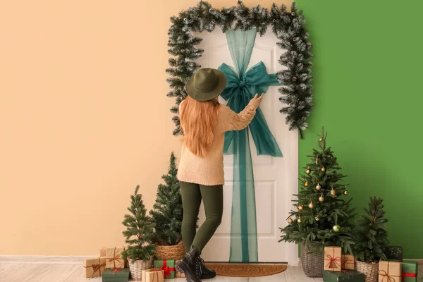 Jovem Mulher Perto Porta Branca Com Arco Ramos Natal Salão — Fotografia de Stock