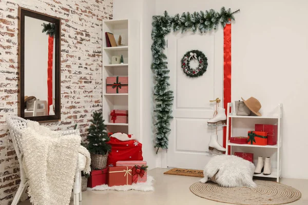 Interior Hall White Door Christmas Wreath Presents — Stock Photo, Image