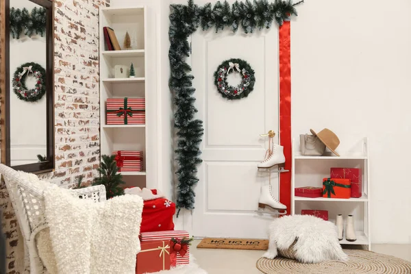 Εσωτερικό Χώρου Λευκή Πόρτα Χριστουγεννιάτικο Στεφάνι Και Δώρα — Φωτογραφία Αρχείου