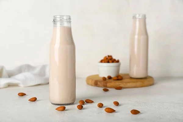 Бутылки Миндального Молока Орехов Белом Столе — стоковое фото