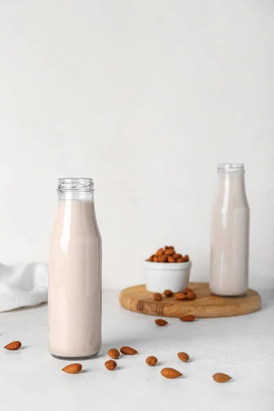 Beyaz Masada Badem Sütü Fındık Şişeleri — Stok fotoğraf