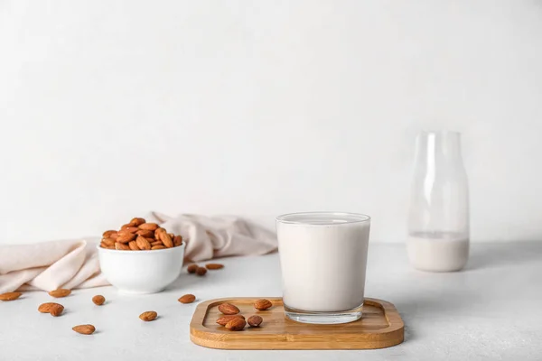 Beyaz Masada Bir Bardak Badem Sütü Fındık — Stok fotoğraf
