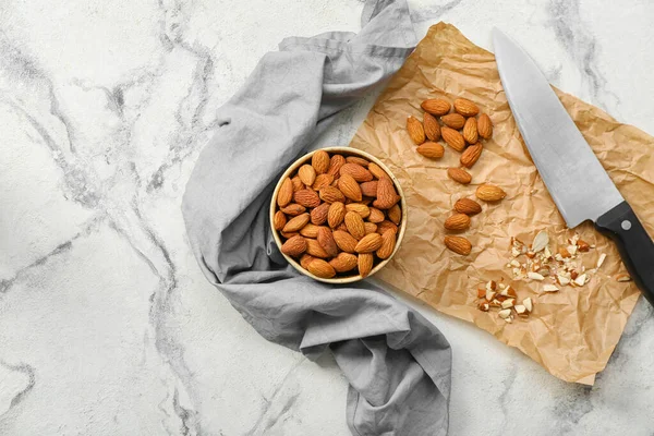 Schüssel Mandeln Und Geschnittene Nüsse Auf Weißem Tisch — Stockfoto