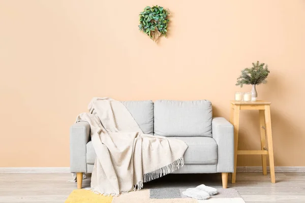 Noel Ökseotu Çelengi Kanepesi Olan Bir Oturma Odası — Stok fotoğraf