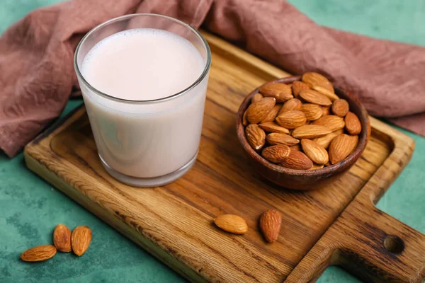 Tahta Tahta Tahtada Bir Bardak Badem Sütü Fındık Renkli Arka — Stok fotoğraf