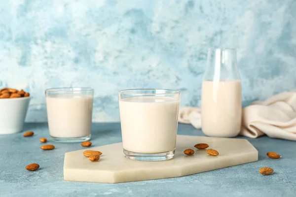 Renkli Arkaplanda Sağlıklı Badem Sütü Olan Tahta — Stok fotoğraf