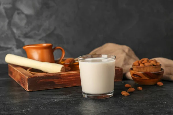 Sağlıklı Badem Sütü Koyu Arkaplan — Stok fotoğraf