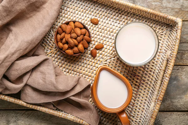 Sürahili Tepsi Bir Bardak Sağlıklı Badem Sütü Ahşap Masada Fındık — Stok fotoğraf