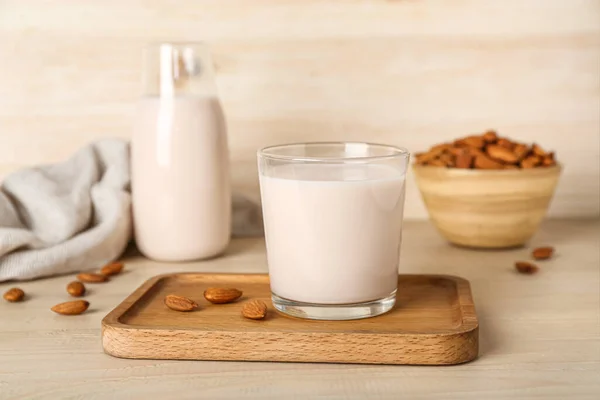 Tahta Masada Bir Bardak Sağlıklı Badem Sütü — Stok fotoğraf