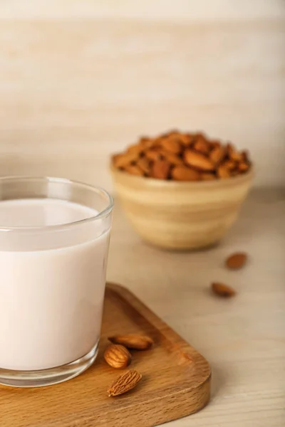 Tahta Masada Bir Bardak Sağlıklı Badem Sütü Yakın Plan — Stok fotoğraf