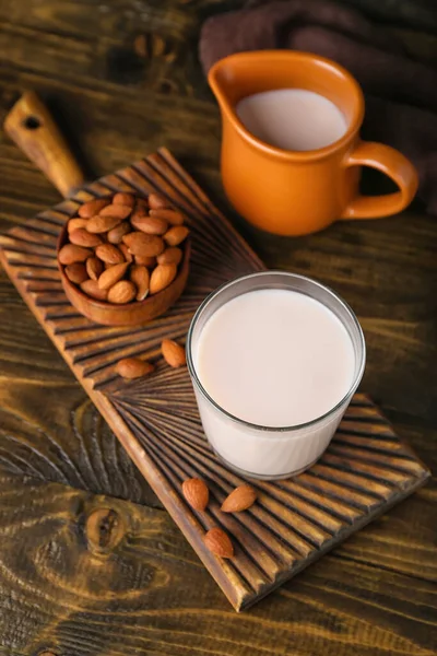 Tahta Kesme Tahtası Sağlıklı Badem Sütü Ahşap Arka Planda Fındık — Stok fotoğraf