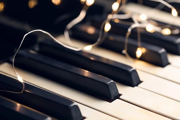 クリスマスライト付きピアノキー クローズアップ — ストック写真
