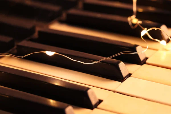 Ключи Фортепиано Светящимися Рождественскими Огнями Крупным Планом — стоковое фото