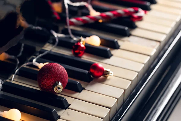 Bolas Rojas Navidad Con Luces Brillantes Las Teclas Piano Primer — Foto de Stock