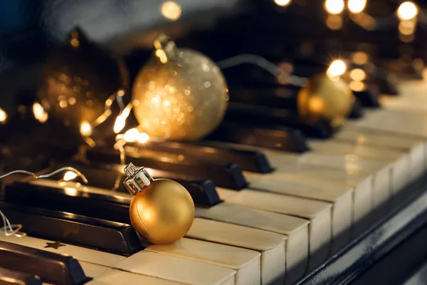 Bola Navidad Con Luces Brillantes Las Teclas Piano Primer Plano —  Fotos de Stock