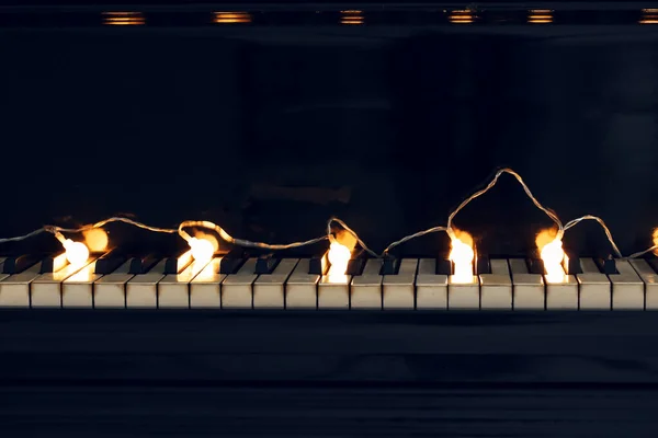 Świecące Lampki Świąteczne Klawiszach Fortepianu Zbliżenie — Zdjęcie stockowe