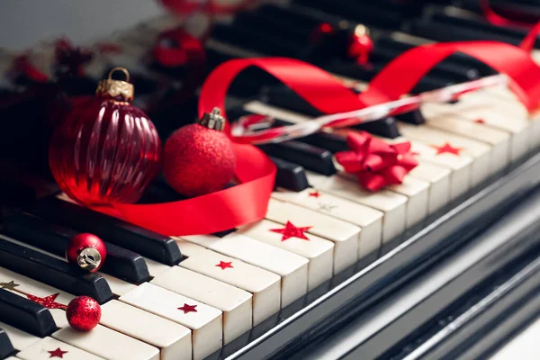 Рождественские Шары Красной Лентой Клавишах Пианино Крупным Планом — стоковое фото