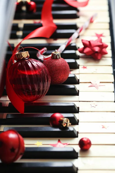 Bolas Navidad Con Cinta Roja Las Teclas Piano Primer Plano —  Fotos de Stock