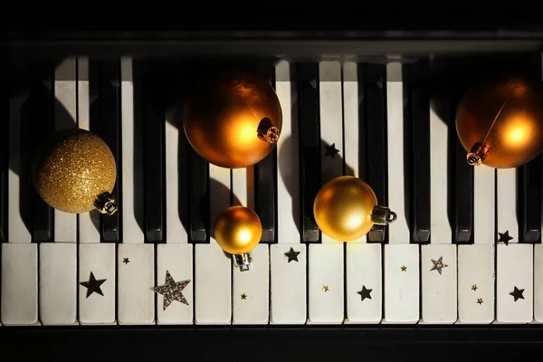 Bolas Natal Com Estrelas Teclas Piano Noite Close — Fotografia de Stock