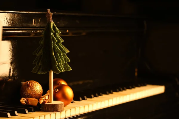 피아노 건반에 이있는 장식용 크리스마스 클로즈업 — 스톡 사진