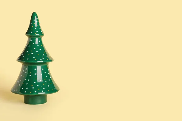 色系背景的时尚陶瓷圣诞树 — 图库照片