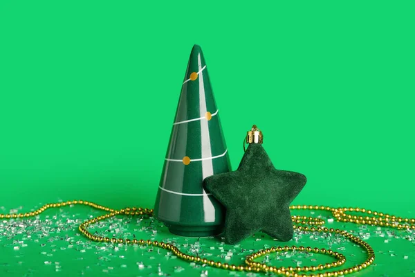 Composição Com Árvore Natal Cerâmica Decorações Lantejoulas Sobre Fundo Verde — Fotografia de Stock