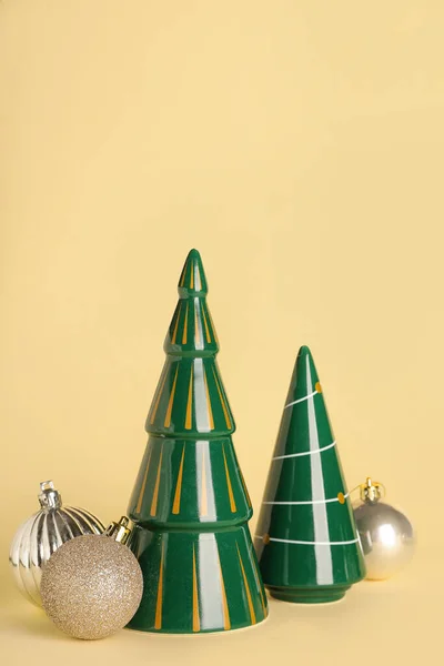 Hermosos Árboles Navidad Cerámica Bolas Fondo Color —  Fotos de Stock