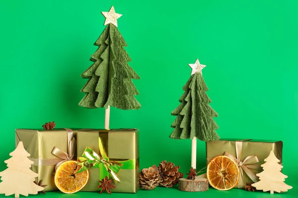 Yeşil Arka Planda Keçeli Noel Ağaçları Hediyeler Dekorasyonlar — Stok fotoğraf
