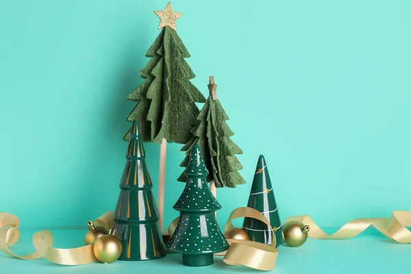 Composição Com Árvores Decorativas Natal Bolas Fita Sobre Fundo Cor — Fotografia de Stock