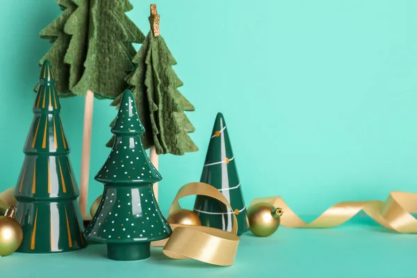 Σύνθεση Διακοσμητικά Χριστουγεννιάτικα Δέντρα Μπάλες Και Κορδέλα Φόντο Χρώματος — Φωτογραφία Αρχείου