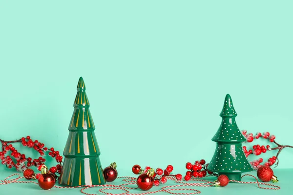 Composición Con Árboles Navidad Cerámica Decoración Sobre Fondo Color —  Fotos de Stock