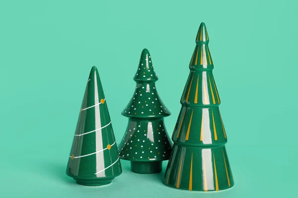 Belas Árvores Natal Cerâmicas Fundo Cor — Fotografia de Stock