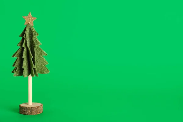 Fieltro Árbol Navidad Sobre Fondo Verde —  Fotos de Stock