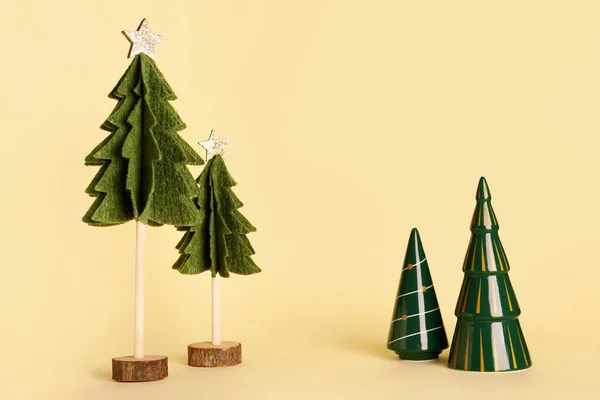 色の背景にスタイリッシュな装飾クリスマスツリー — ストック写真