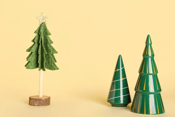 Árboles Navidad Decorativos Con Estilo Sobre Fondo Color —  Fotos de Stock