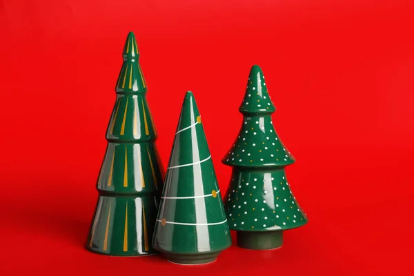 Kırmızı Arka Planda Güzel Seramik Noel Ağaçları — Stok fotoğraf