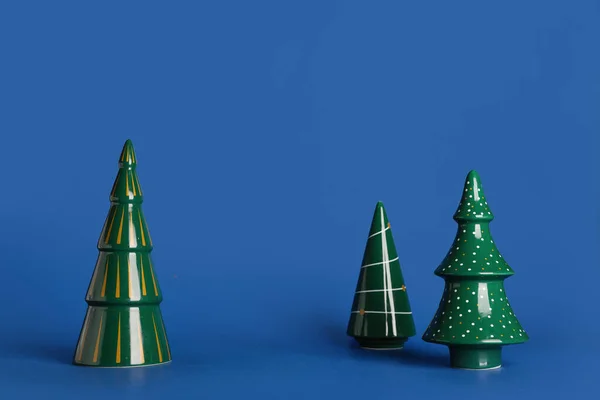 Árvores Natal Cerâmicas Fundo Azul — Fotografia de Stock
