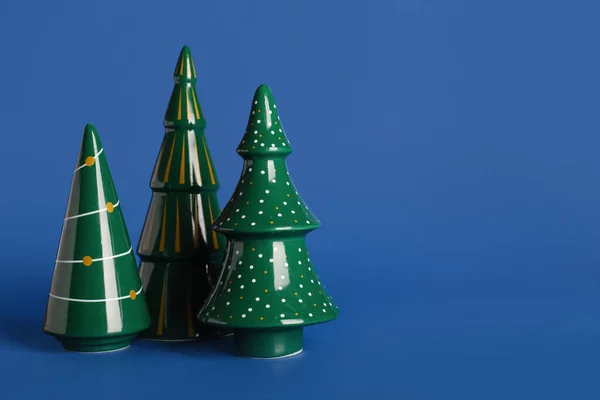 Árboles Navidad Cerámica Sobre Fondo Azul — Foto de Stock