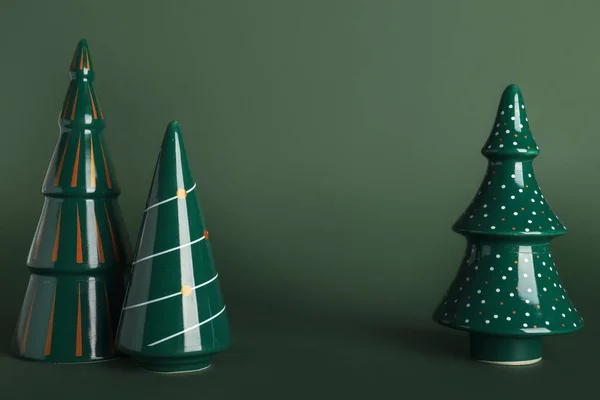 Árboles Navidad Cerámica Sobre Fondo Verde —  Fotos de Stock