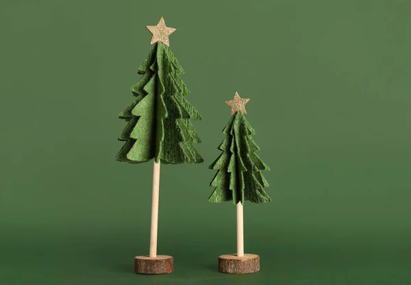 Fieltro Árboles Navidad Sobre Fondo Verde —  Fotos de Stock