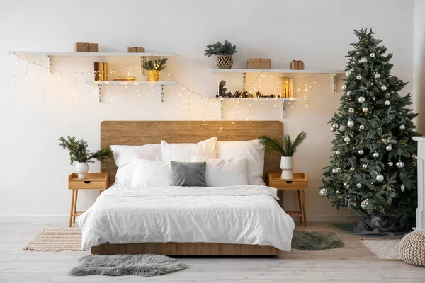 Interior Del Dormitorio Con Árbol Navidad Estantes Luces Brillantes — Foto de Stock