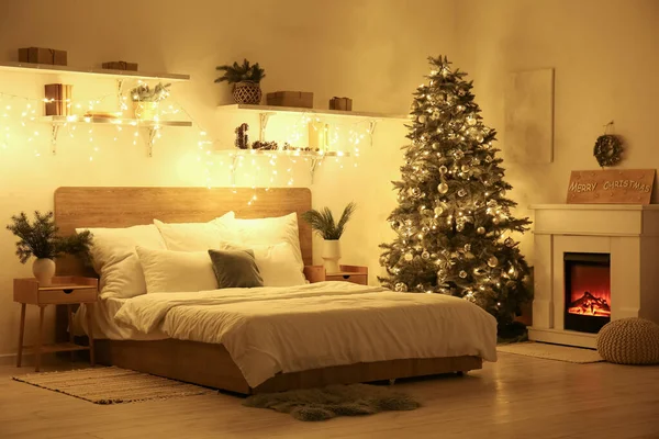 Hálószoba Belseje Karácsonyfával Polcokkal Világító Fényekkel Éjszaka — Stock Fotó